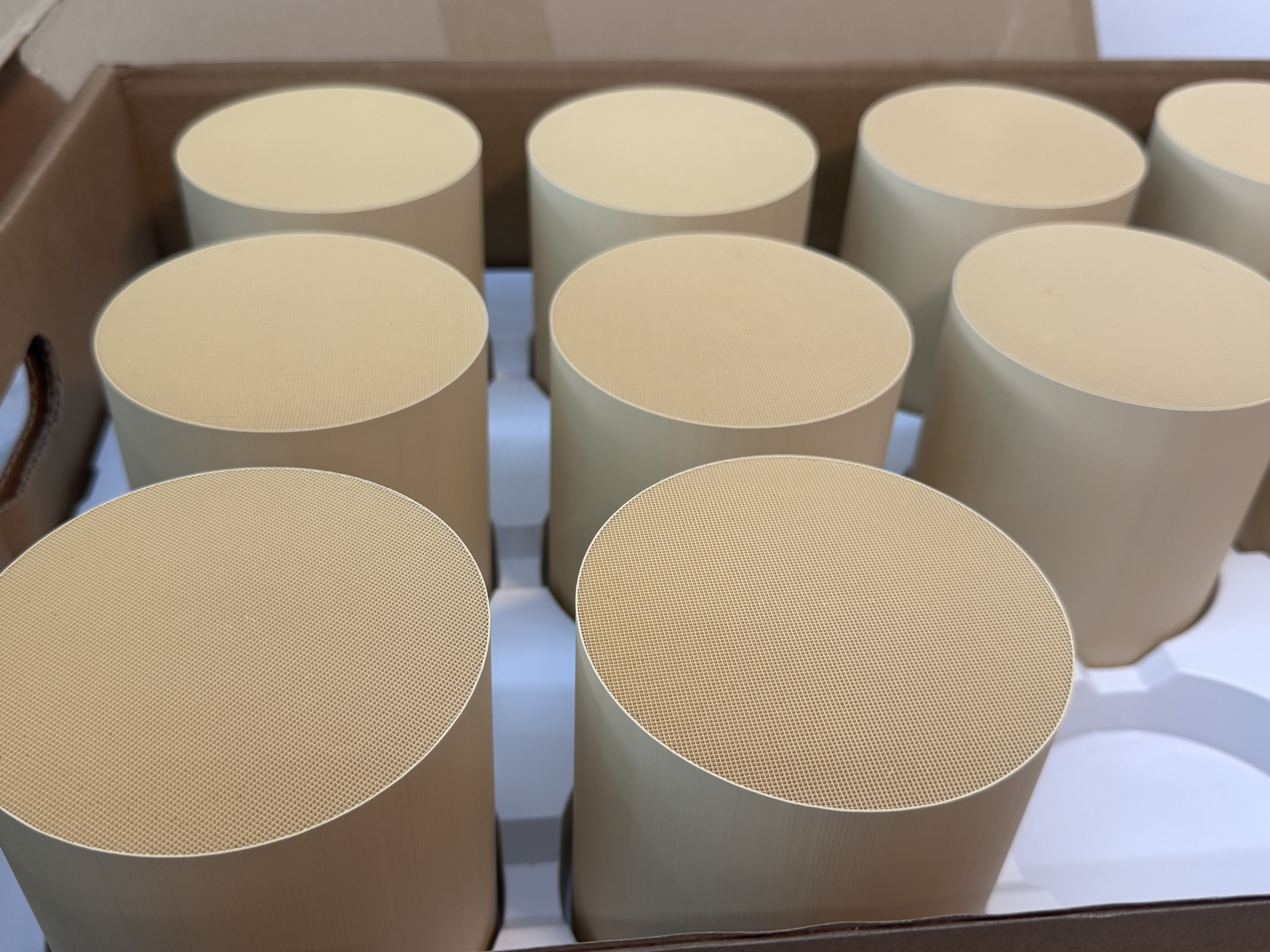 Últimos blogs da empresa sobre Purificação de Escapamento de Motocicletas: Análise de Durabilidade de Catalisadores TWC Compactos Projetados para Diversos Deslocamentos de Motor